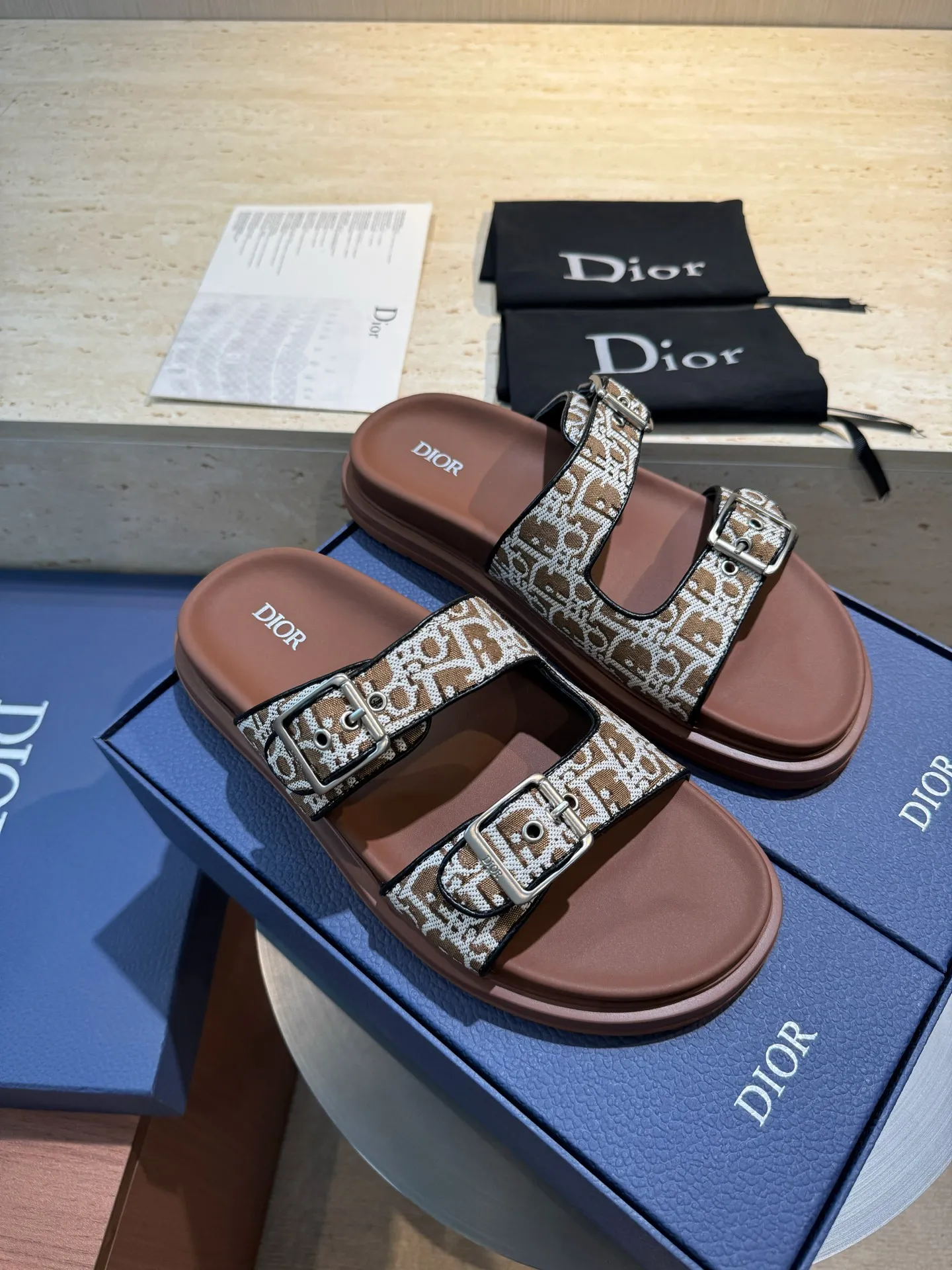 Factory price: 320💰Djia Aqua men's slippers and sandals, Dior's Aqua sandals are elegant and casual. The cross-strap design is reinterpreted in CD Diamond canvas, inspired by the brand's archives. Finished with a branded logo and tonal notch sole, they can be worn easily with shorts or jeans for a sophisticated look. Size:39-44(38 45 customized)